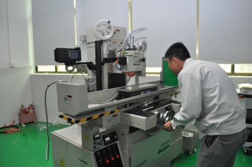 注（zhù）塑模具（jù）滑塊壓板和耐磨塊的油（yóu）槽設計要求